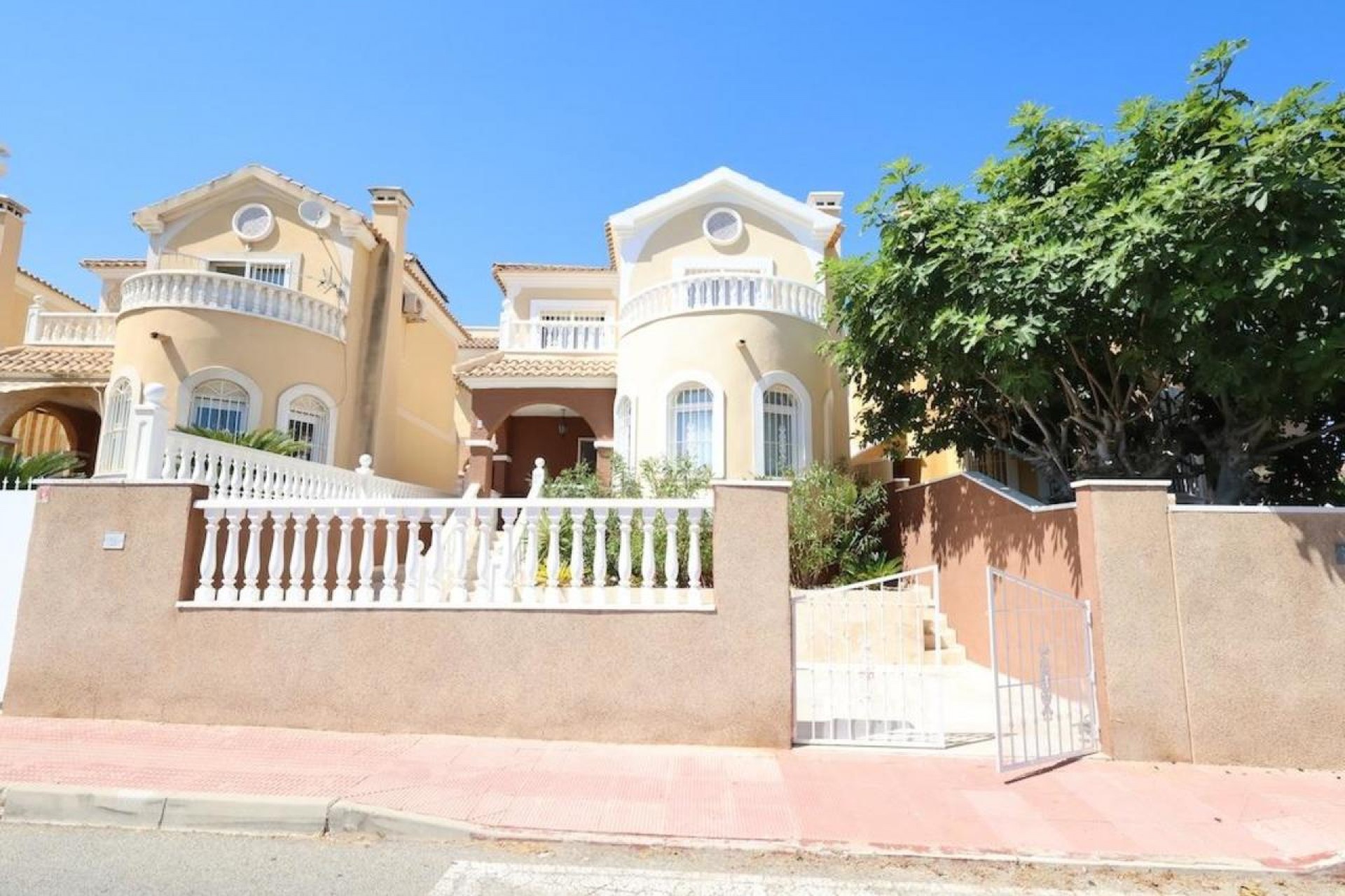 Återförsäljning - Villa -
Villamartin - Costa Blanca