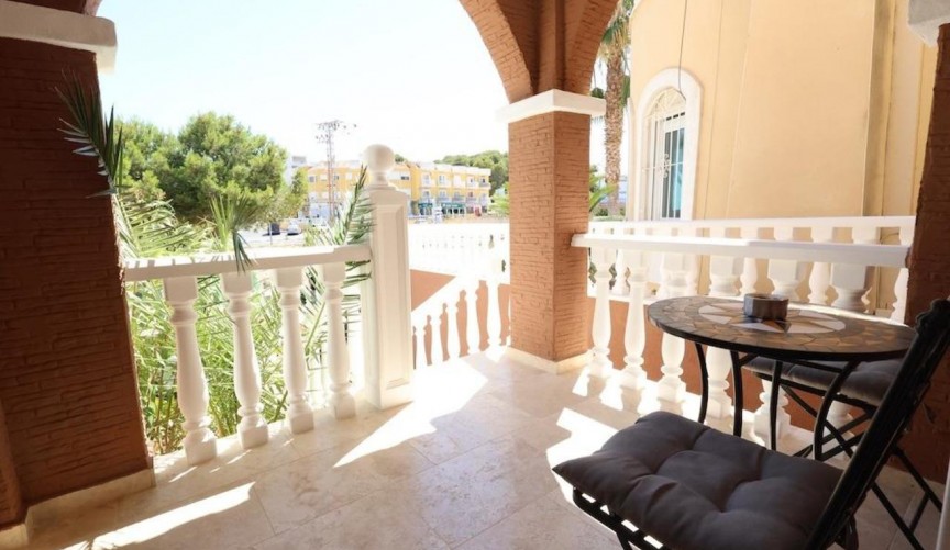 Återförsäljning - Villa -
Villamartin - Costa Blanca