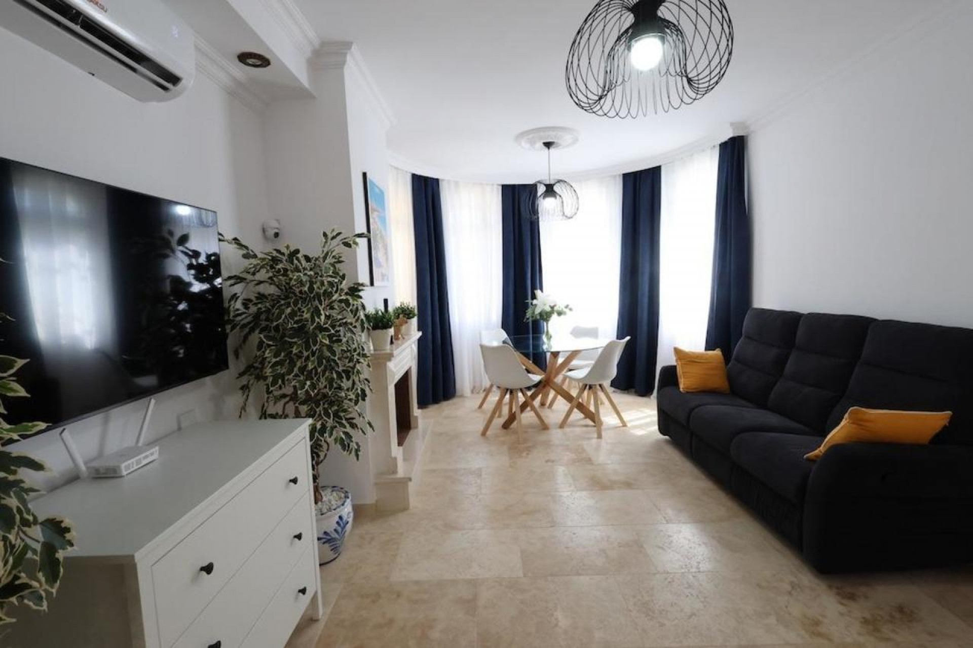Återförsäljning - Villa -
Villamartin - Costa Blanca