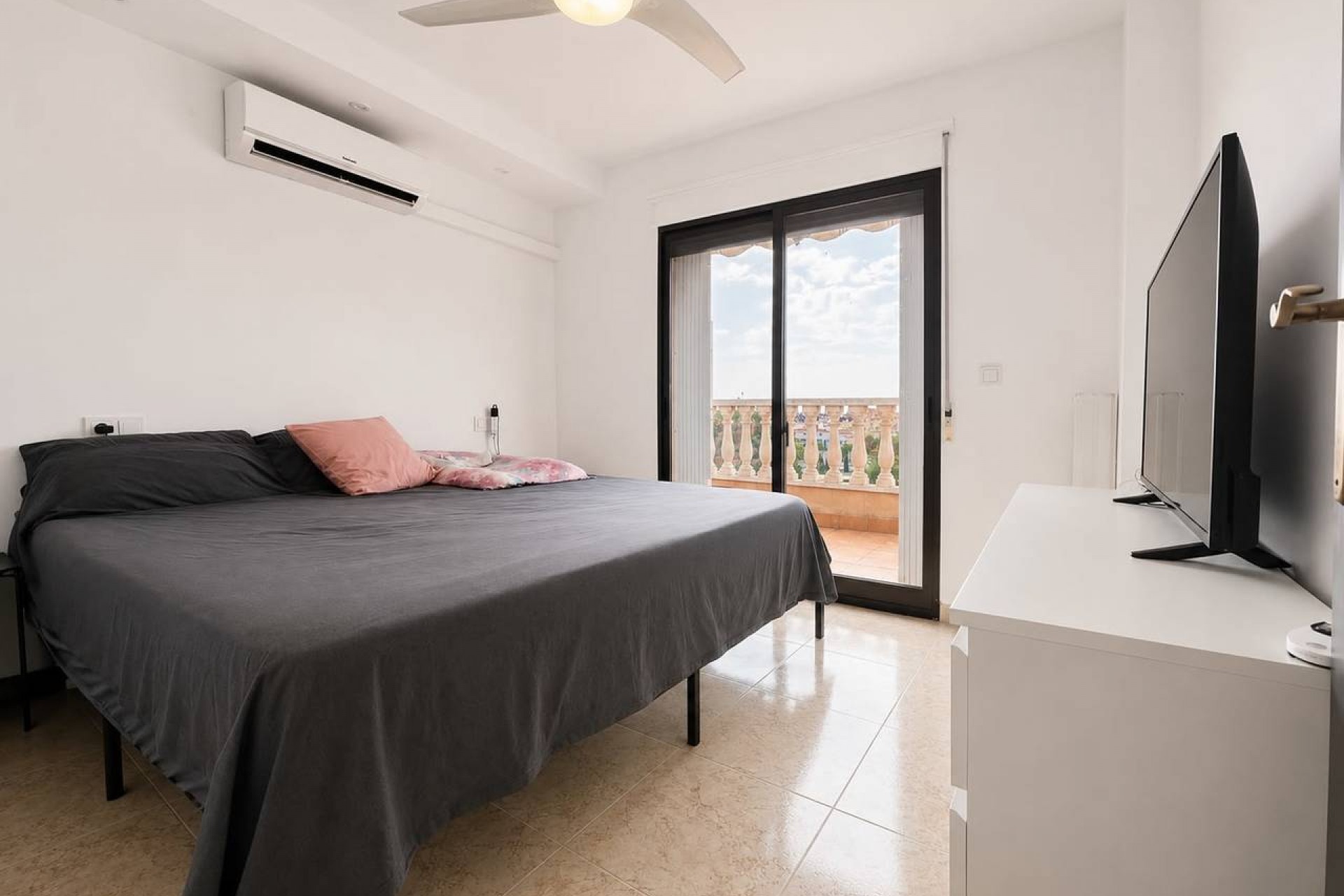 Återförsäljning - Villa -
Villamartin - Costa Blanca