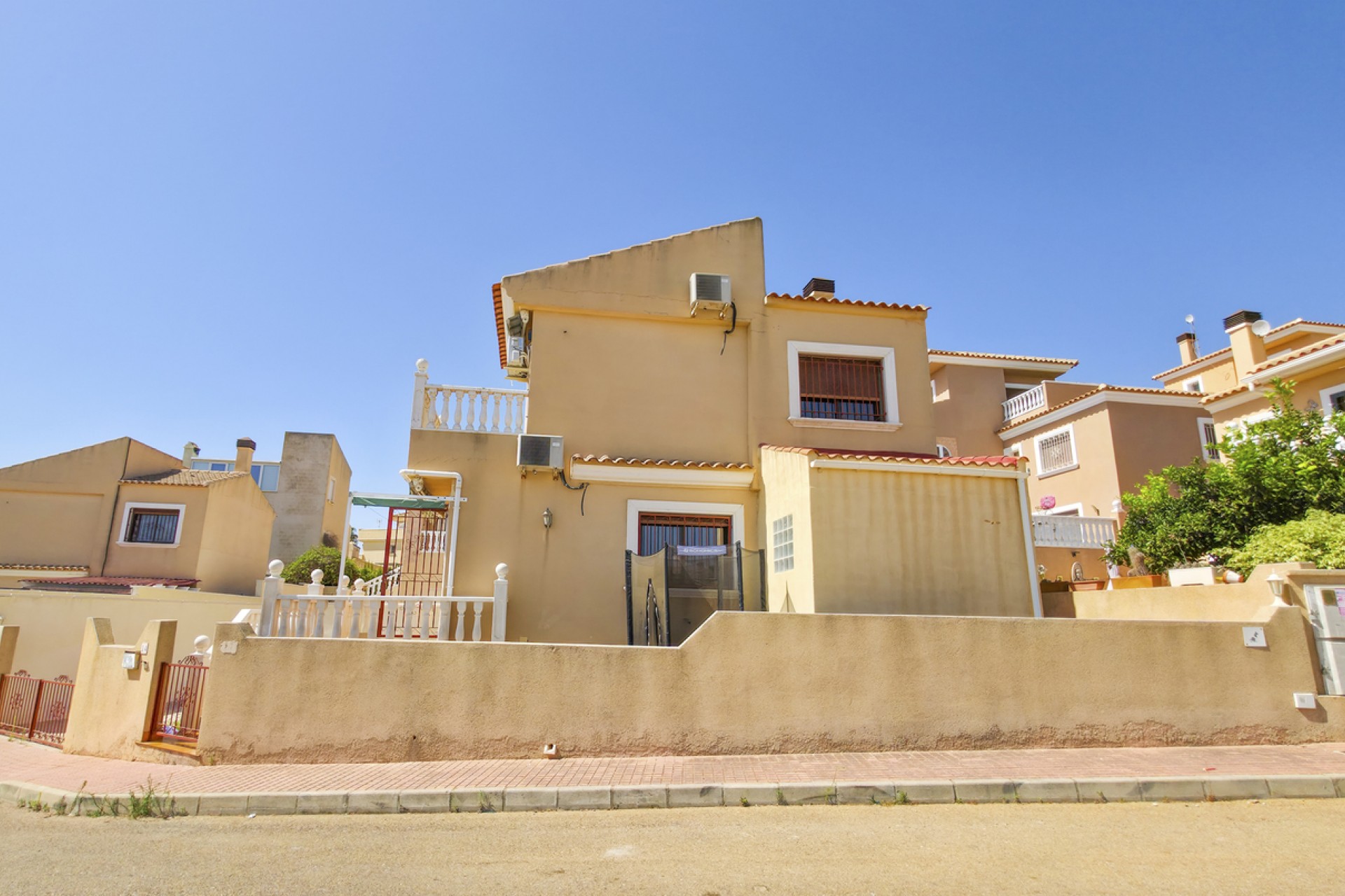 Återförsäljning - Villa -
Villamartin - Costa Blanca