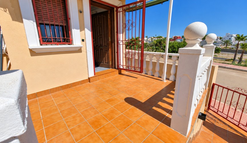 Återförsäljning - Villa -
Villamartin - Costa Blanca