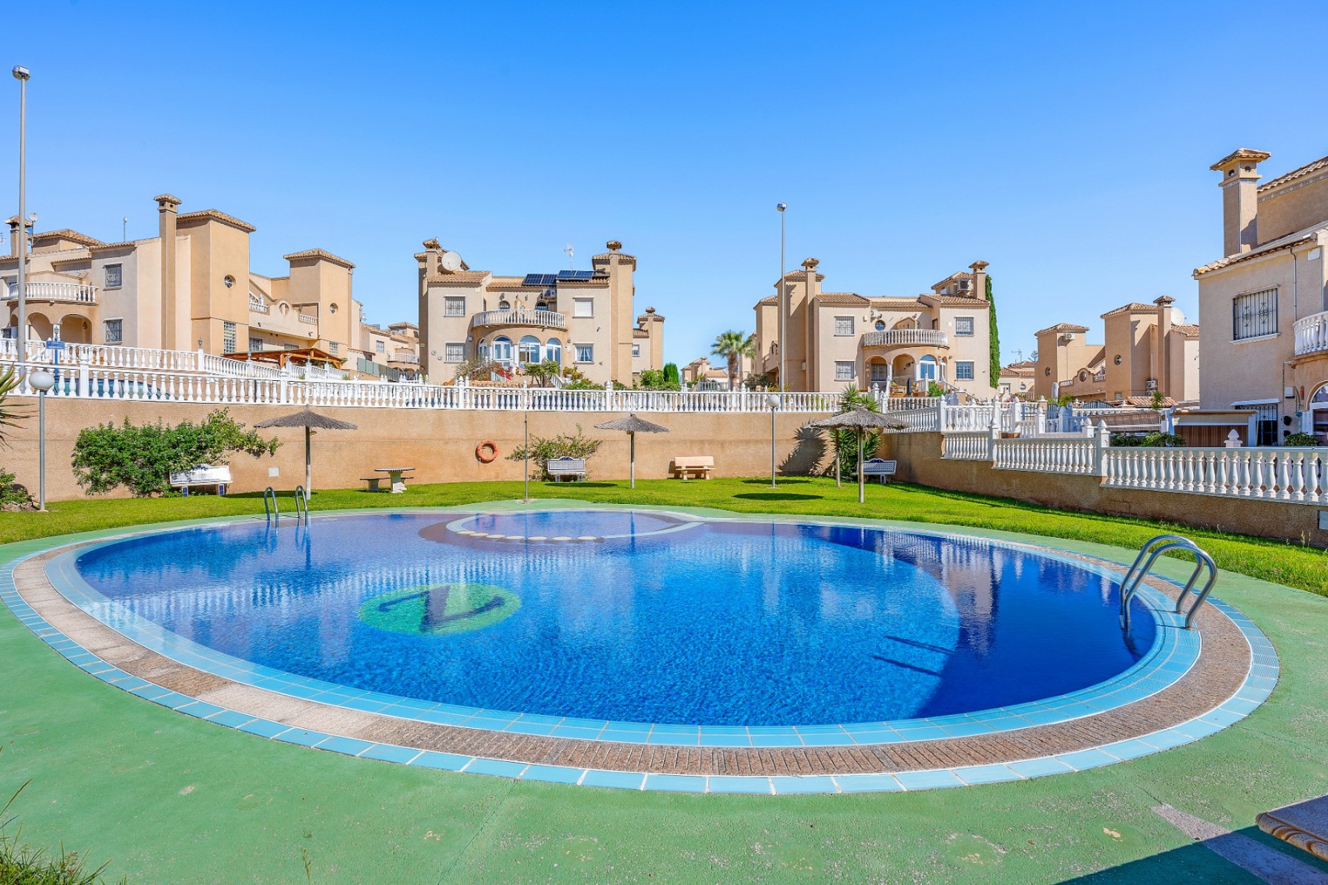 Återförsäljning - Villa -
Villamartin - Costa Blanca