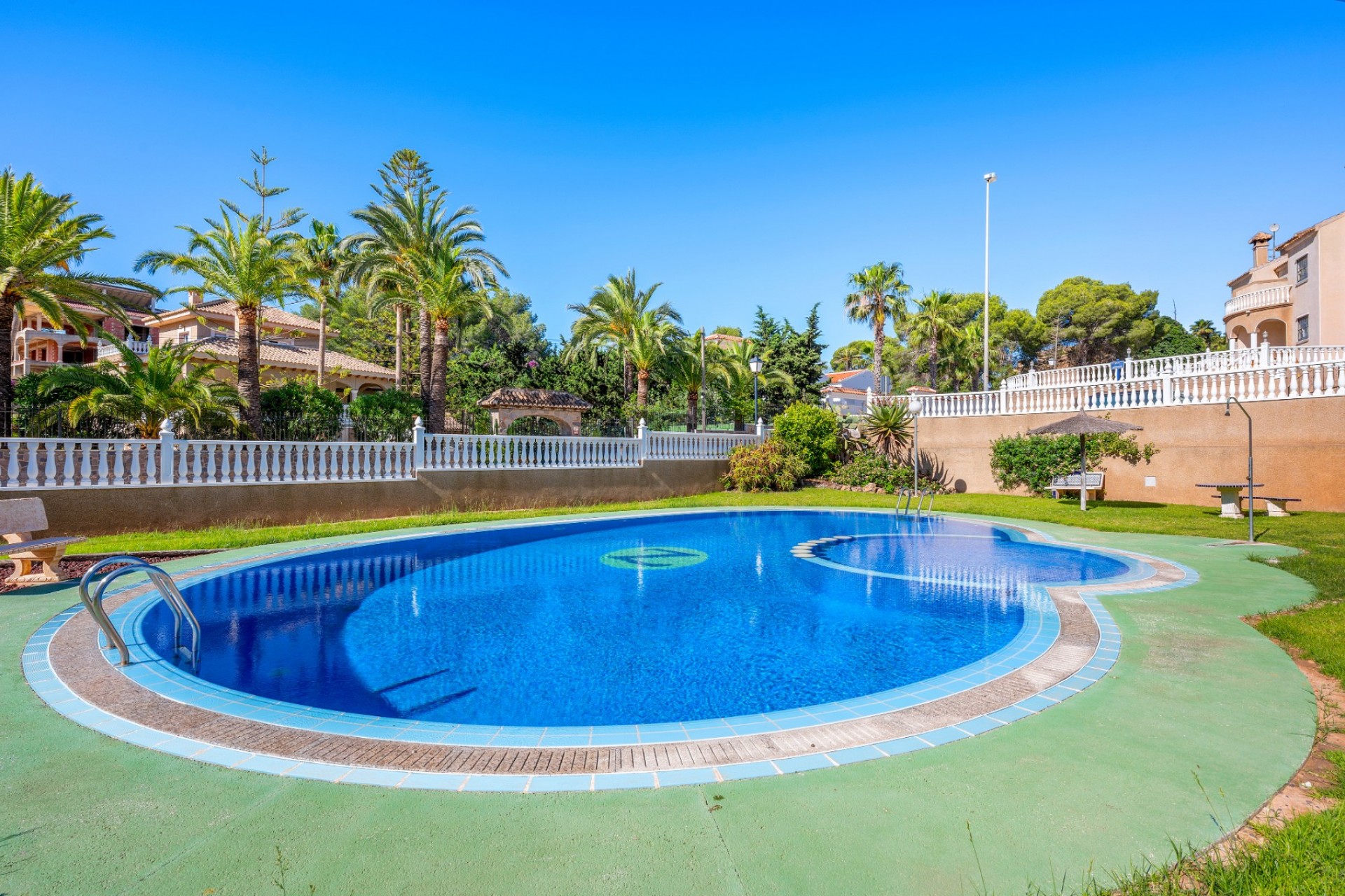 Återförsäljning - Villa -
Villamartin - Costa Blanca