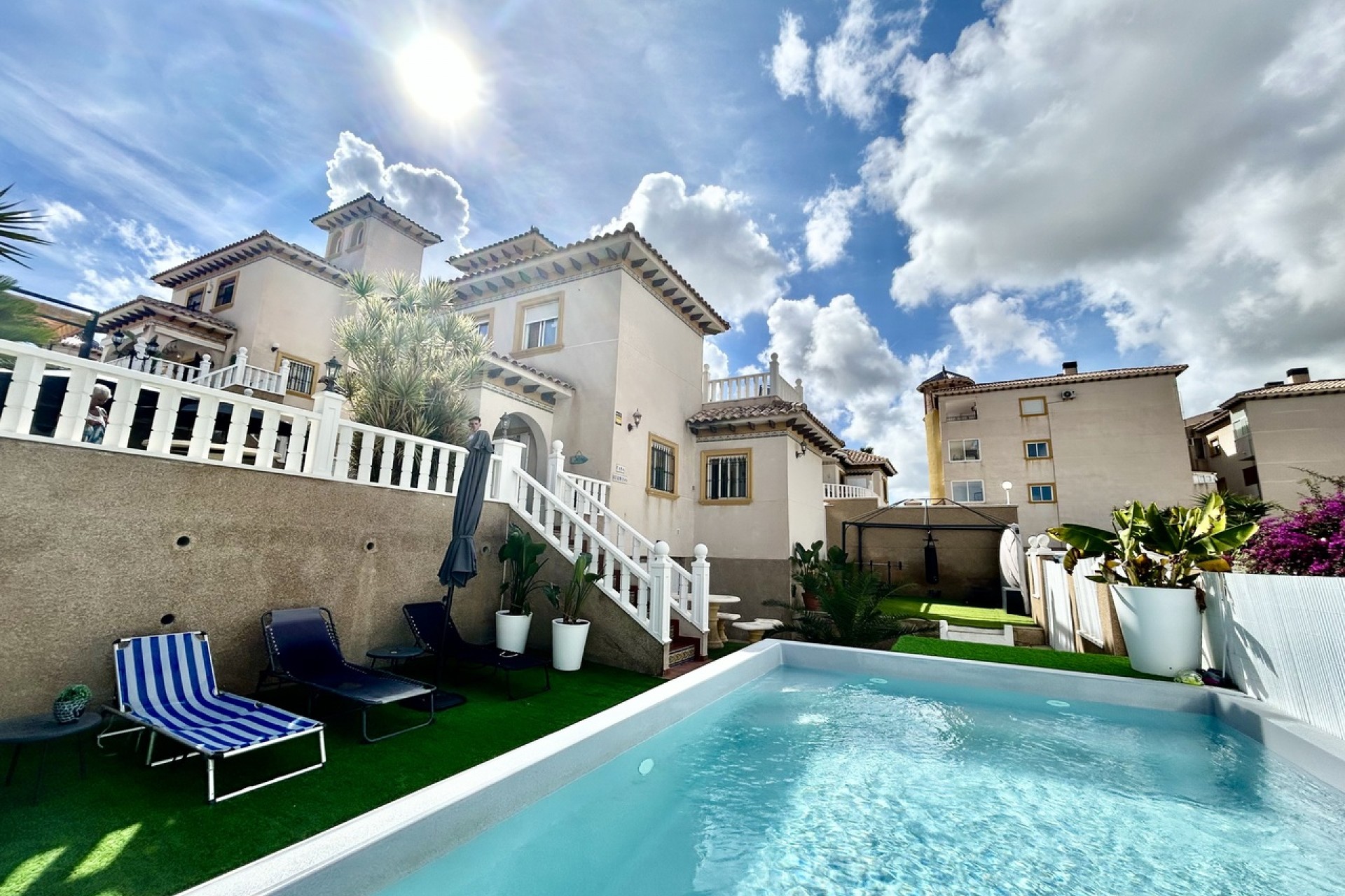 Återförsäljning - Villa -
Villamartin - Costa Blanca