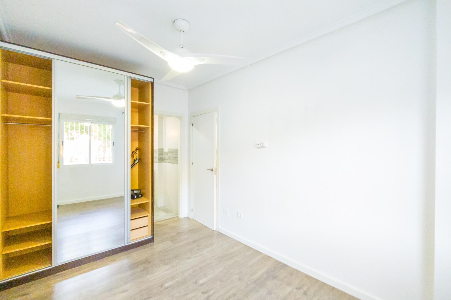 Brukt - Apartment -
Torrevieja - Estacion De Autobuses