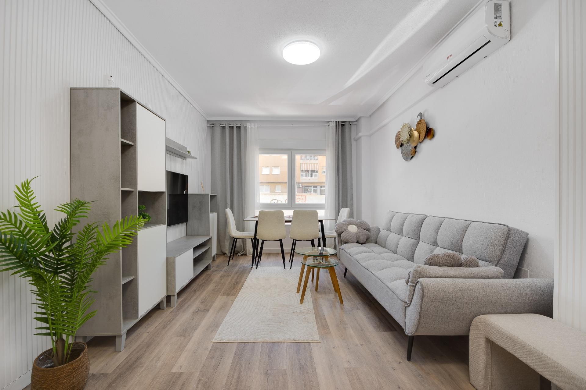 Brukt - Apartment -
Torrevieja - Estacion De Autobuses