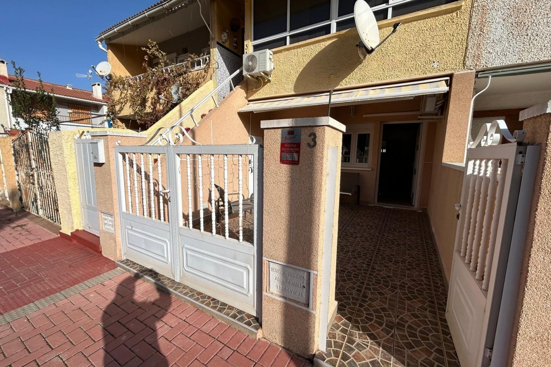 Brukt - Bungalow -
Torrevieja - Playa De Los Naufragos