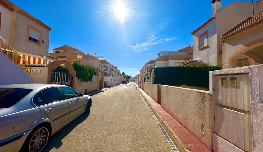 Brukt - Bungalow -
Torrevieja - Torretas