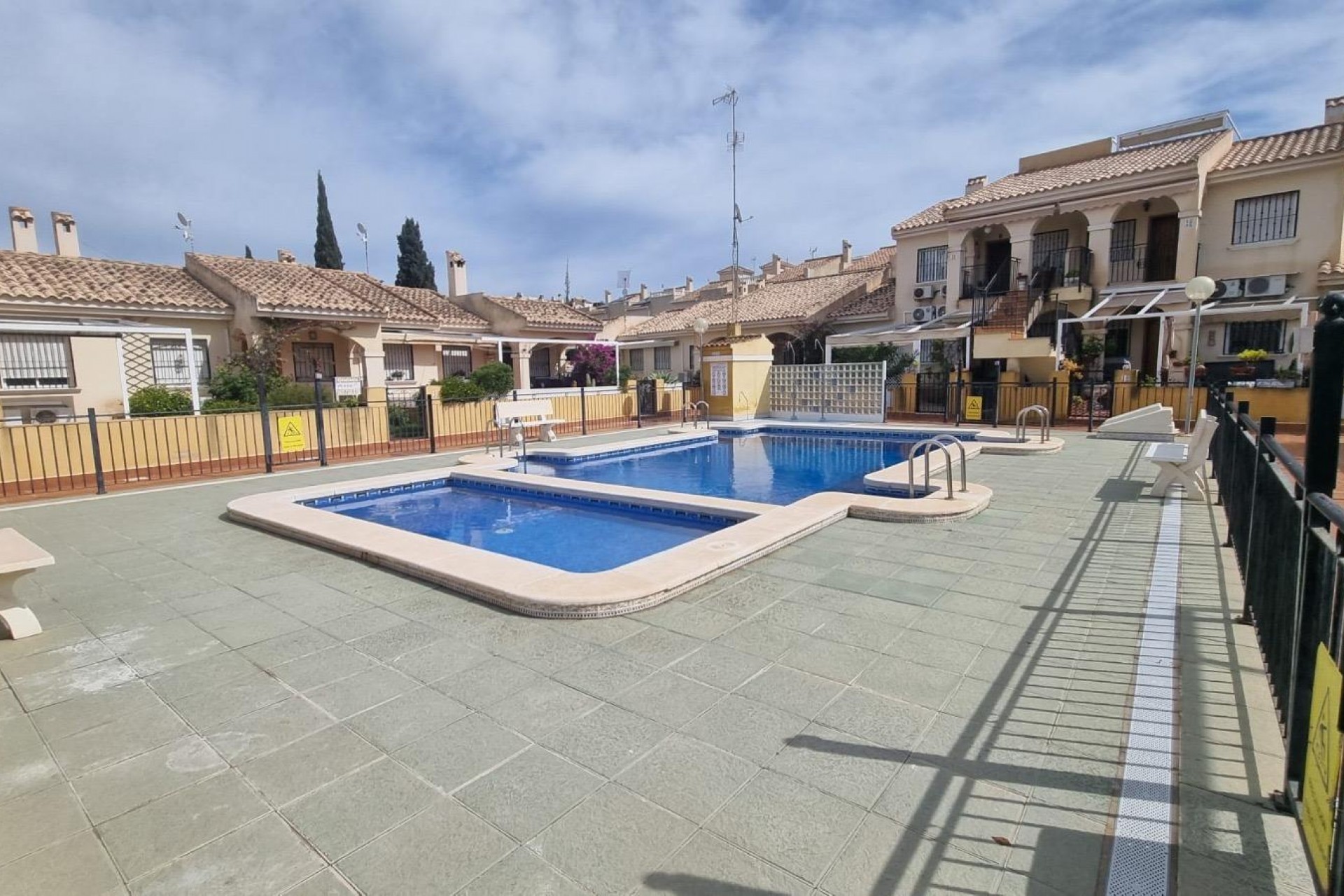 Brukt - Semi Detached -
Guardamar del Segura - Urbanizaciones