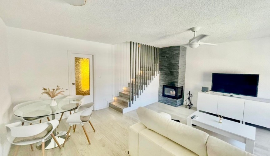 Brukt - Town House -
Aquilas