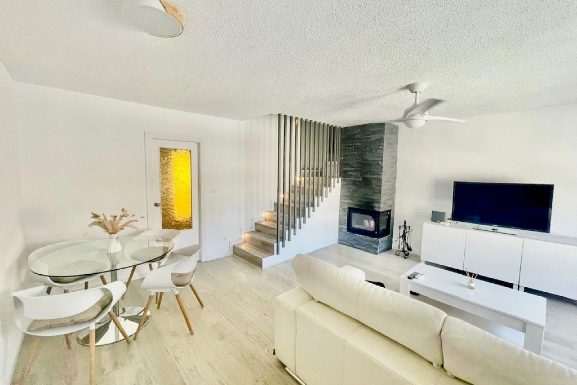 Brukt - Town House -
Aquilas