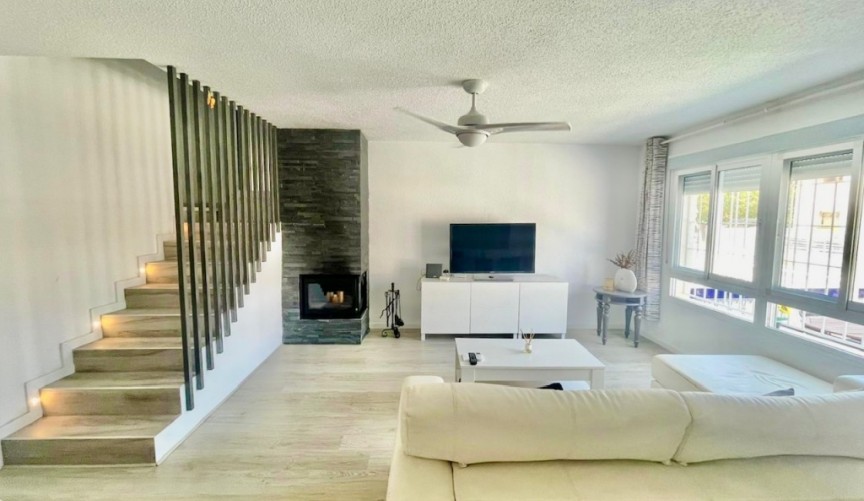 Brukt - Town House -
Aquilas