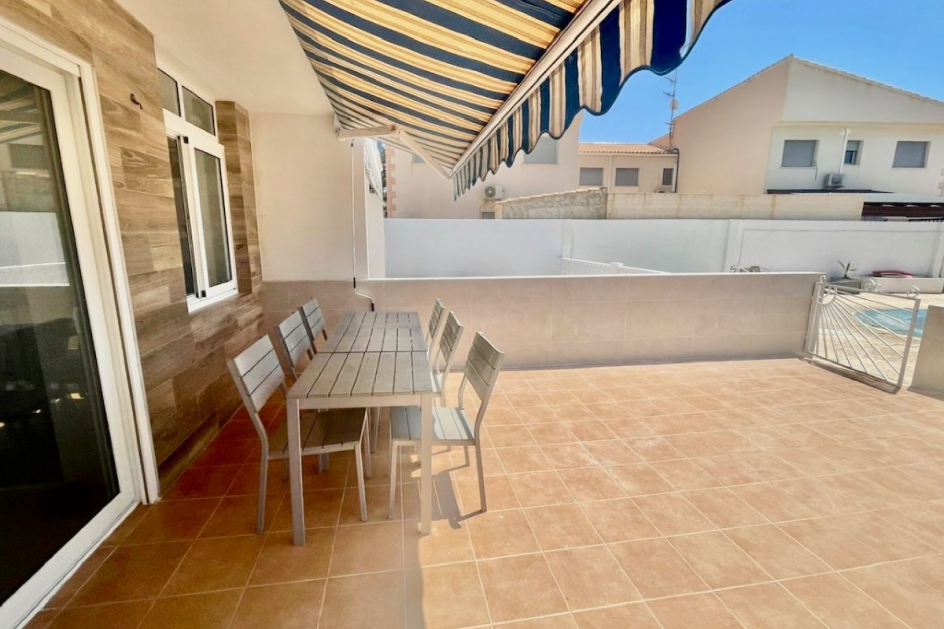 Brukt - Town House -
Aquilas