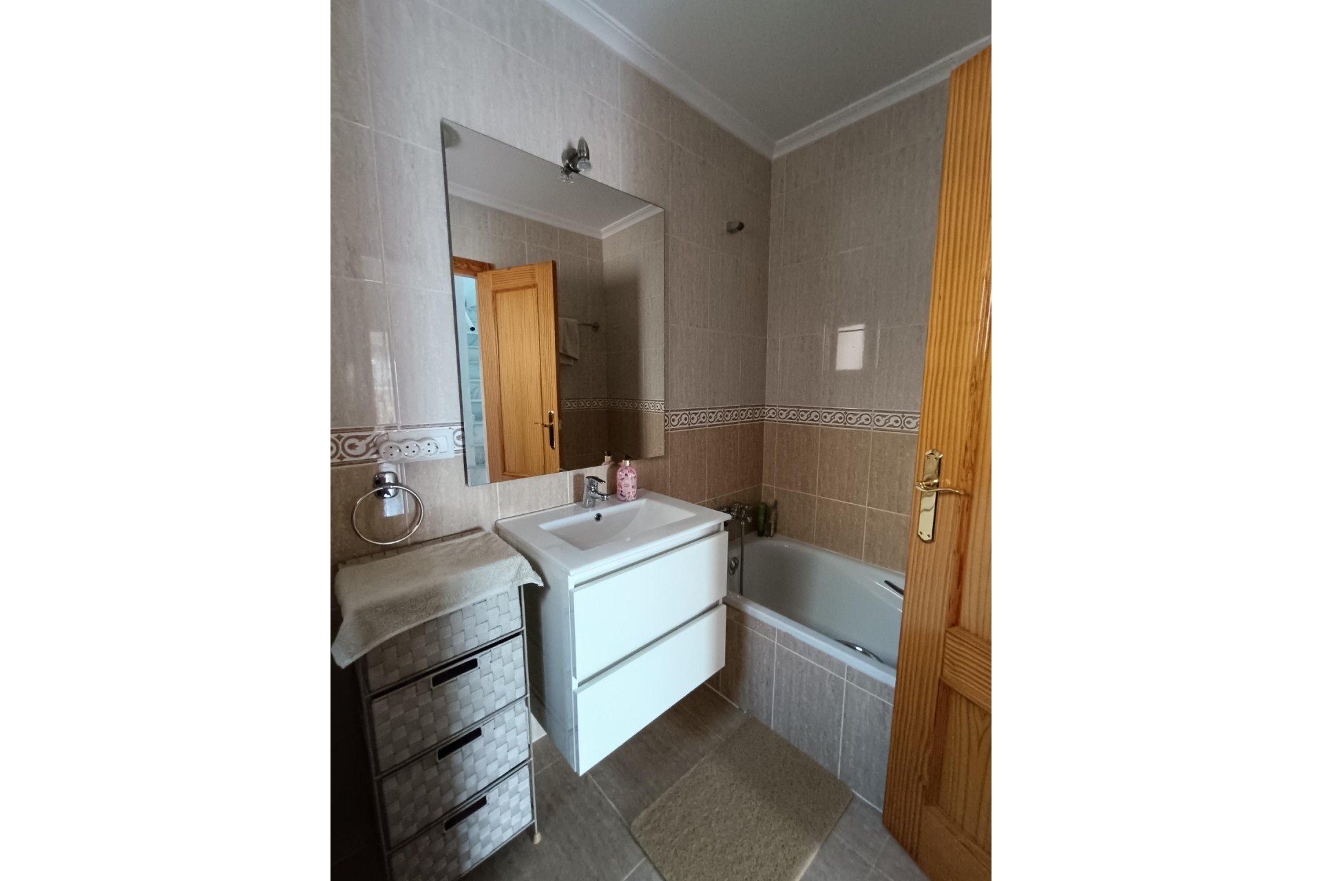 Brukt - Town House -
Avileses - Jerónimo Y Avileses