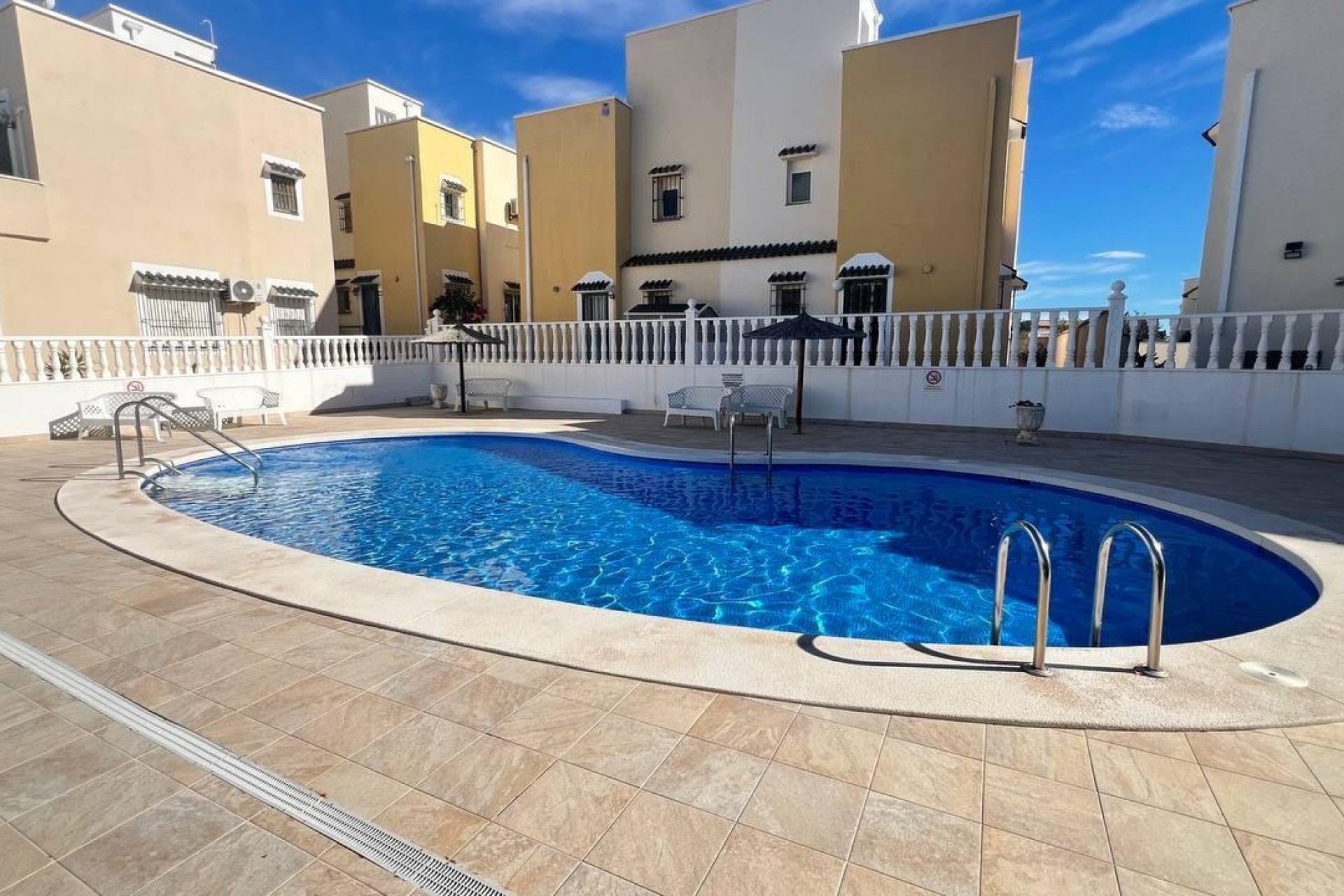 Brukt - Town House -
Orihuela Costa - Los Almendros-la Florida