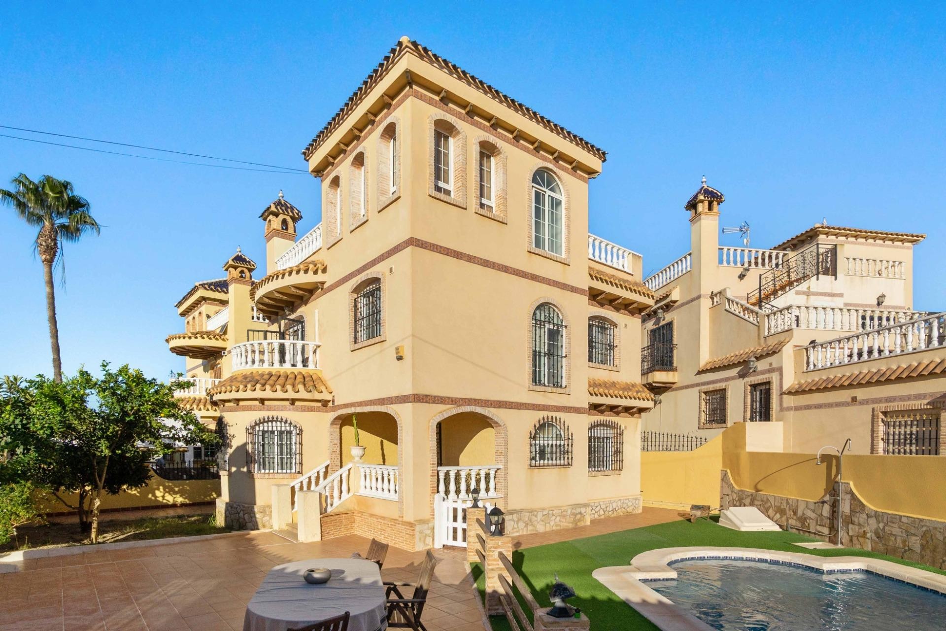 Brukt - Town House -
Orihuela Costa - Los Almendros-la Florida