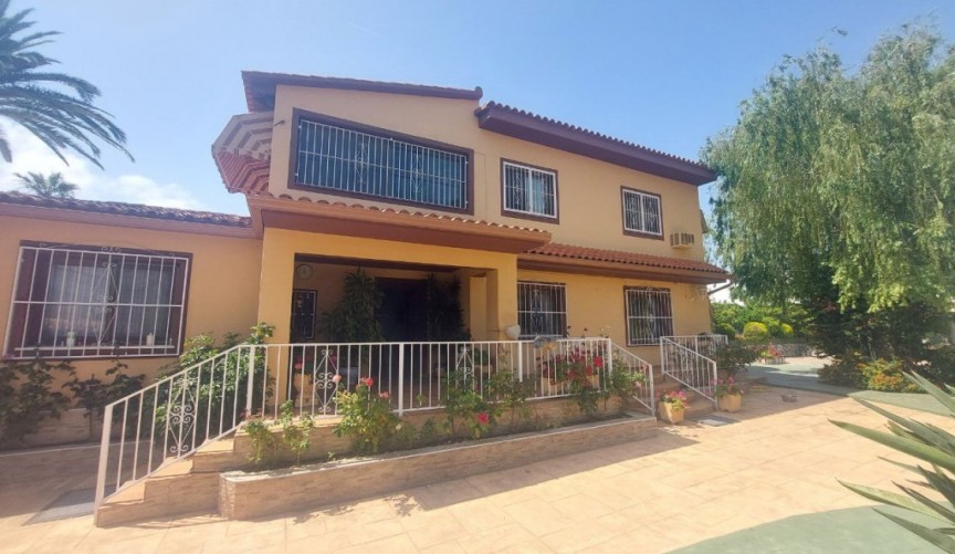 Brukt - Villa -
Albir - Costa Blanca