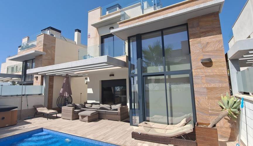 Brukt - Villa -
Cabo Roig - Costa Blanca