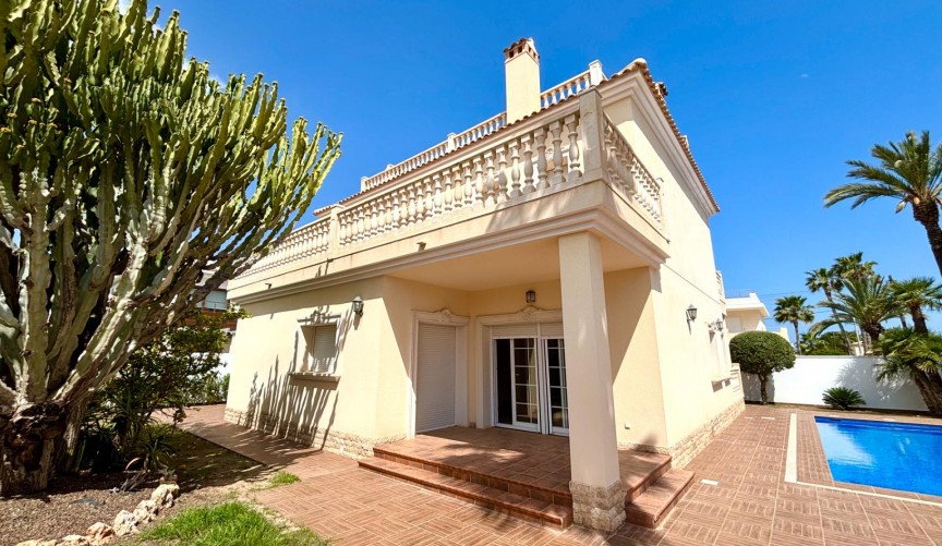 Brukt - Villa -
Cabo Roig - Costa Blanca