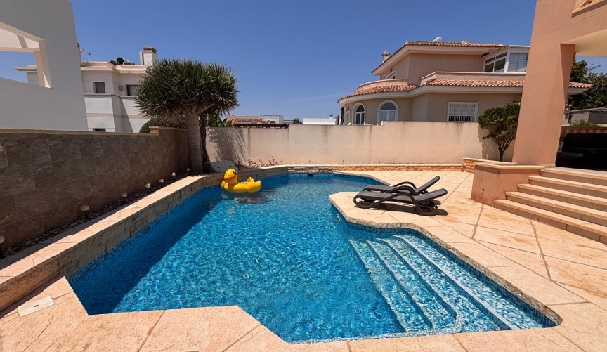 Brukt - Villa -
Ciudad Quesada - Costa Blanca