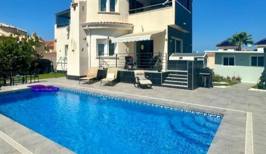Brukt - Villa -
Ciudad Quesada - Costa Blanca