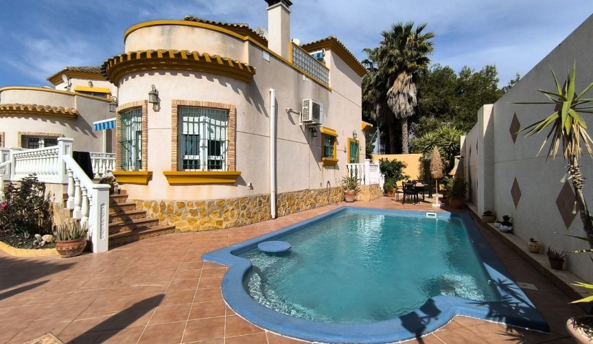 Brukt - Villa -
El Raso - Costa Blanca