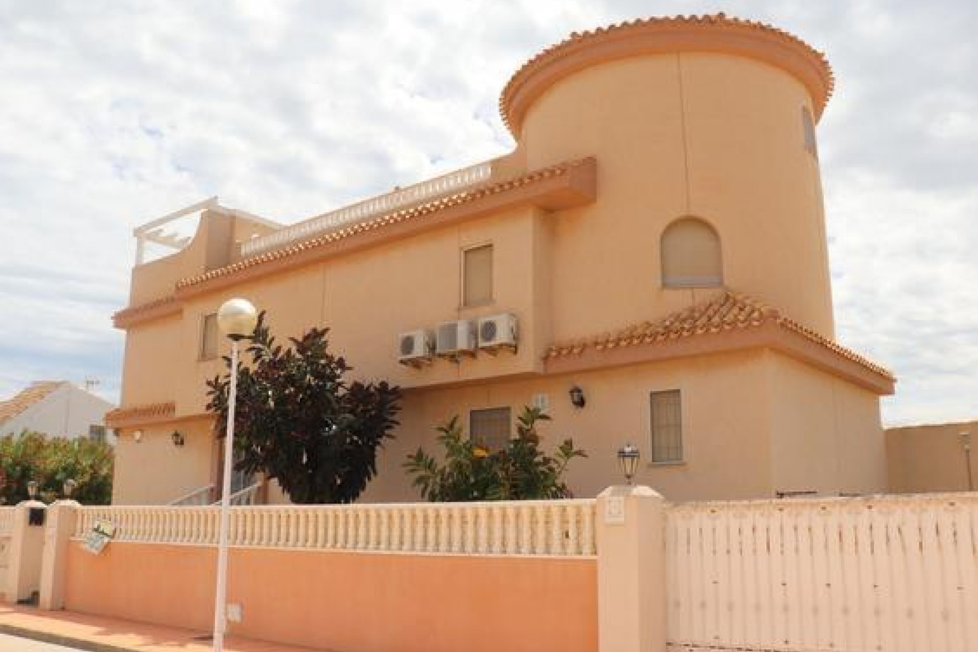 Brukt - Villa -
La Manga del Mar Menor - Km 17