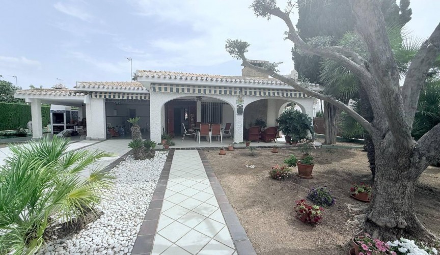 Brukt - Villa -
Orihuela Costa - Campoamor