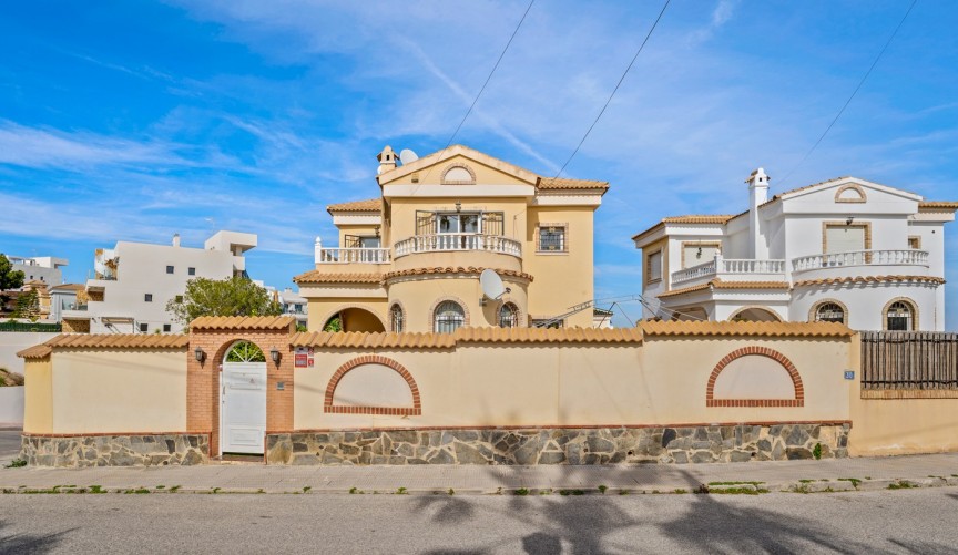 Brukt - Villa -
Orihuela Costa - Costa Blanca