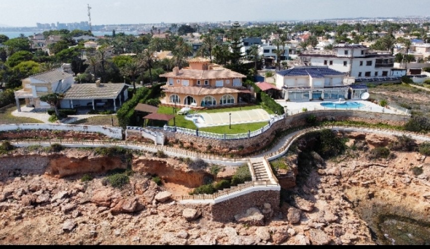 Brukt - Villa -
Orihuela Costa - Costa Blanca