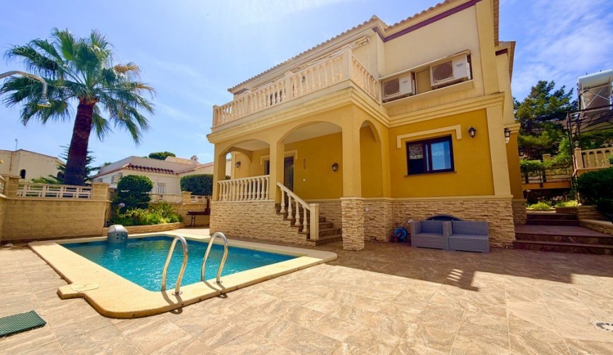 Brukt - Villa -
Orihuela Costa - Costa Blanca