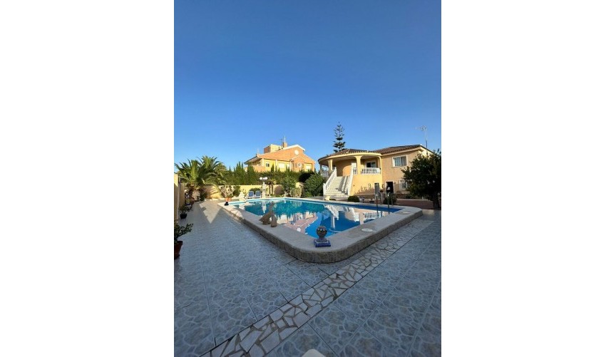 Brukt - Villa -
Torrevieja - aguas nuevas