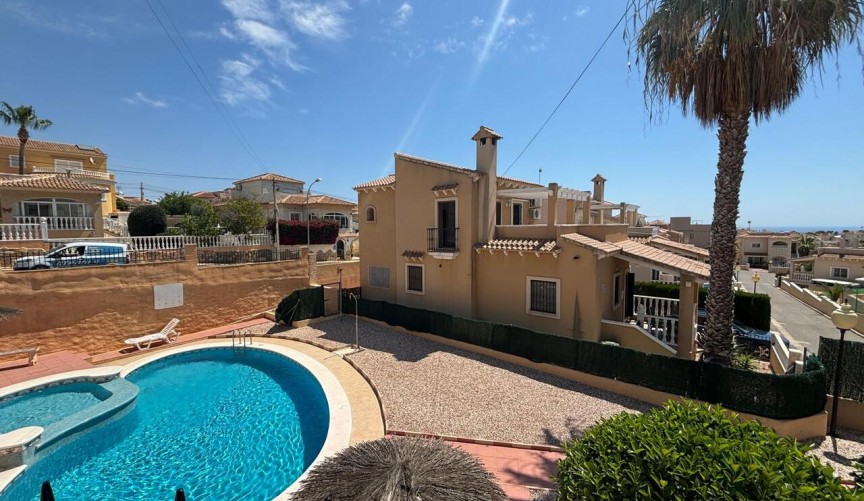 Brukt - Villa -
Villamartin - Costa Blanca