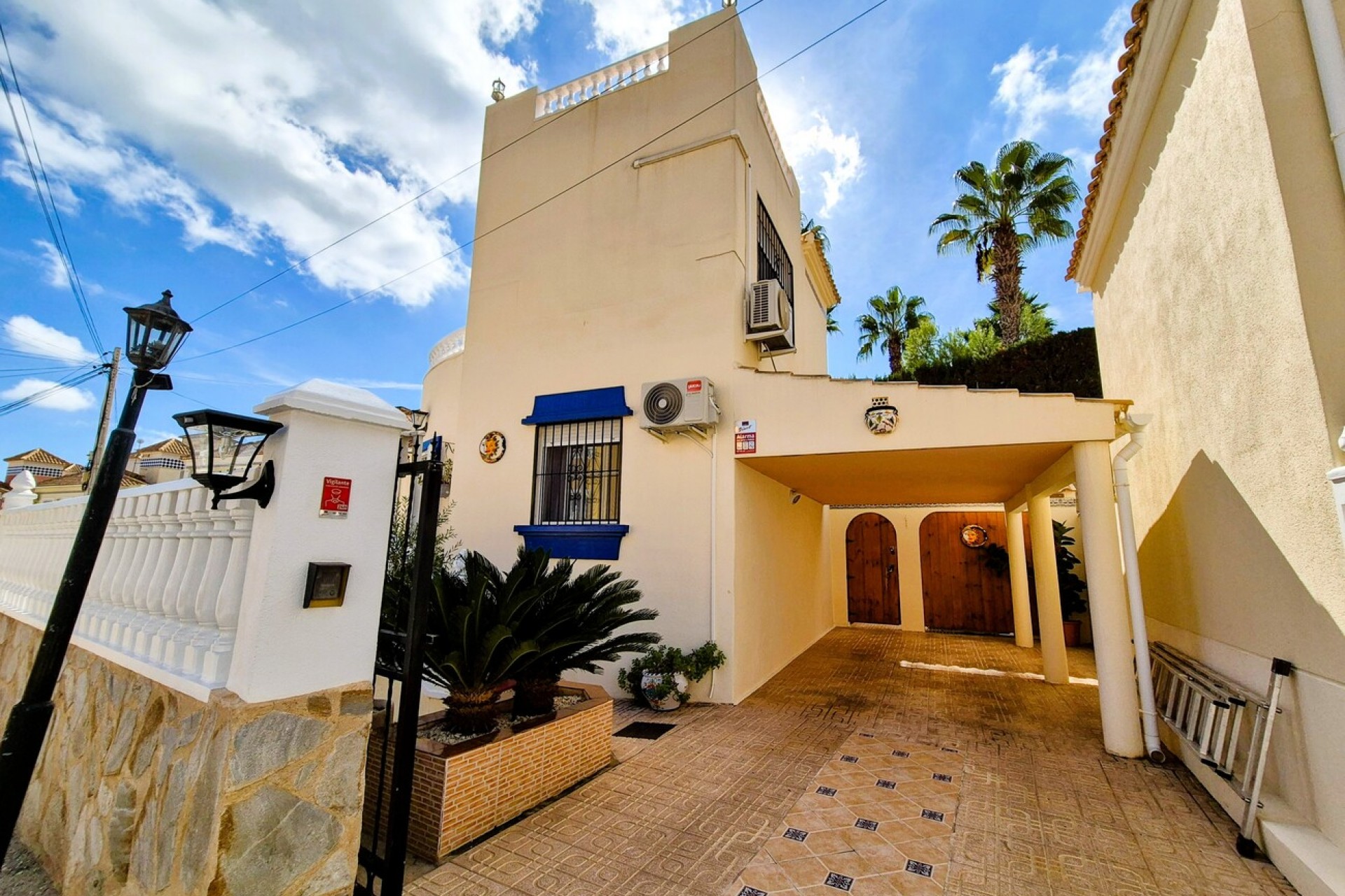 Brukt - Villa -
Villamartin - Costa Blanca
