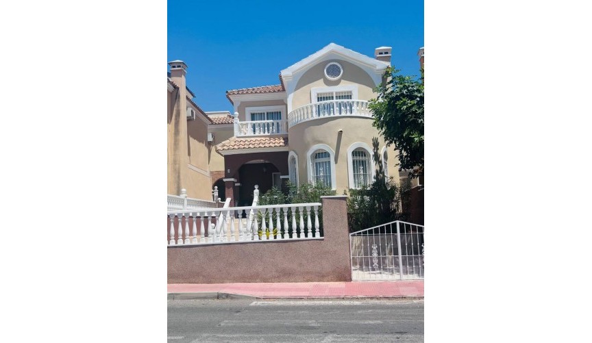Brukt - Villa -
Villamartin - Costa Blanca