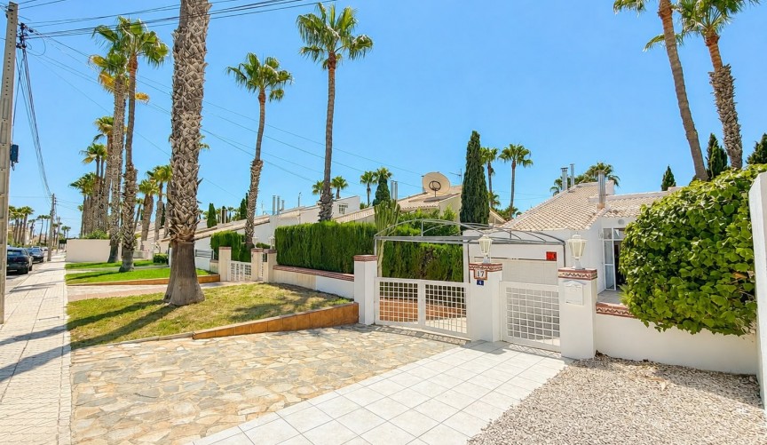 Brukt - Villa -
Villamartin - Costa Blanca