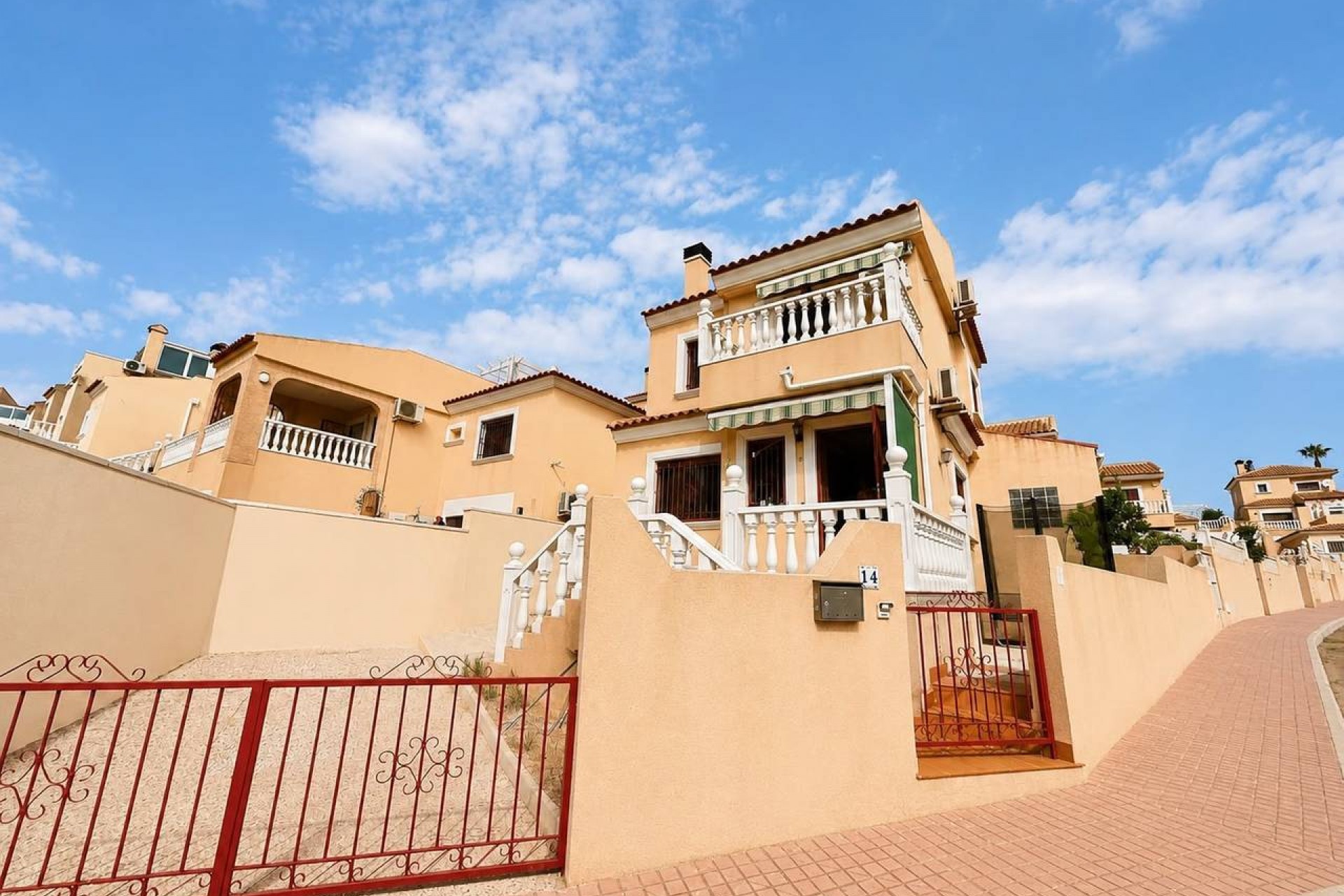 Brukt - Villa -
Villamartin - Costa Blanca