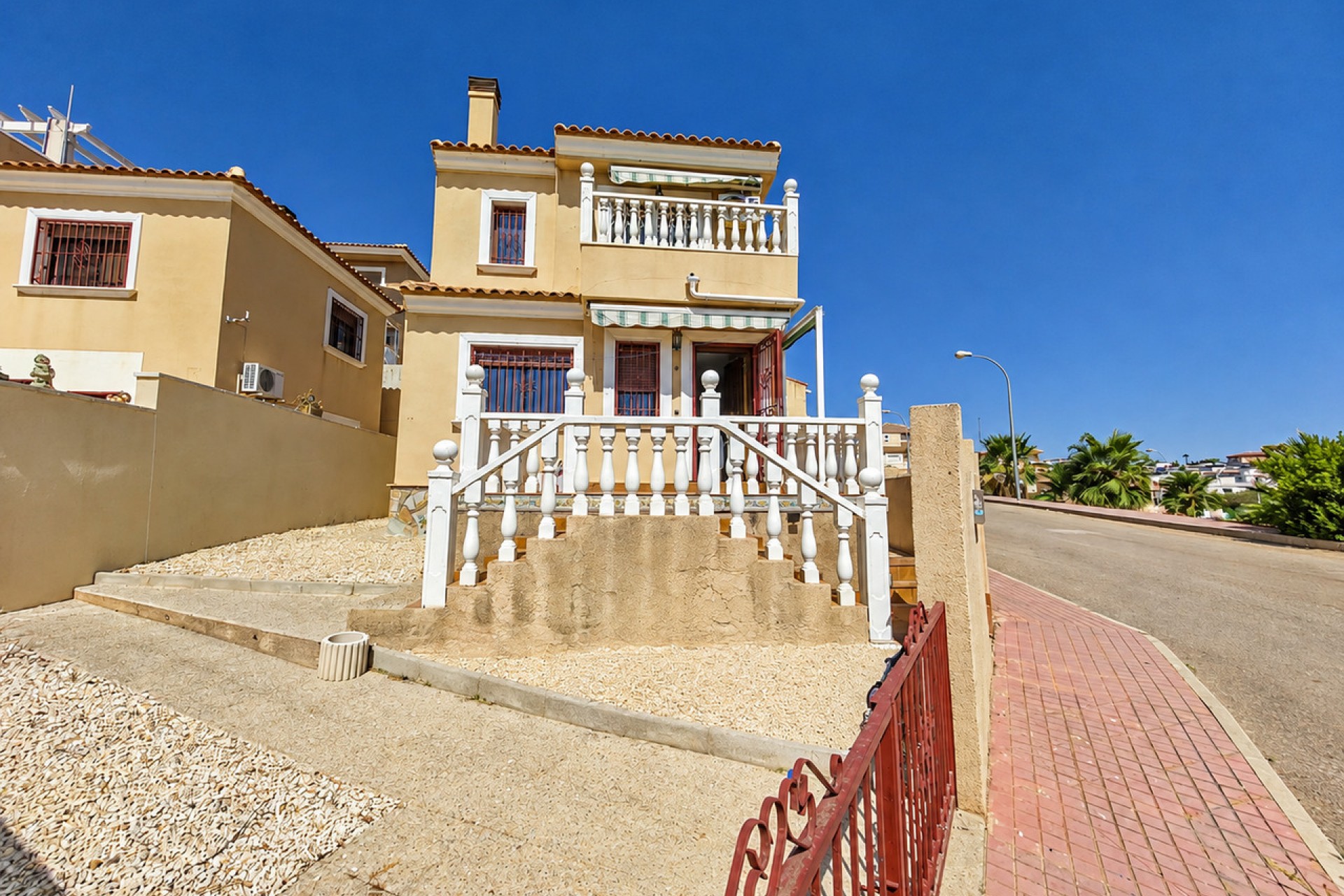 Brukt - Villa -
Villamartin - Costa Blanca