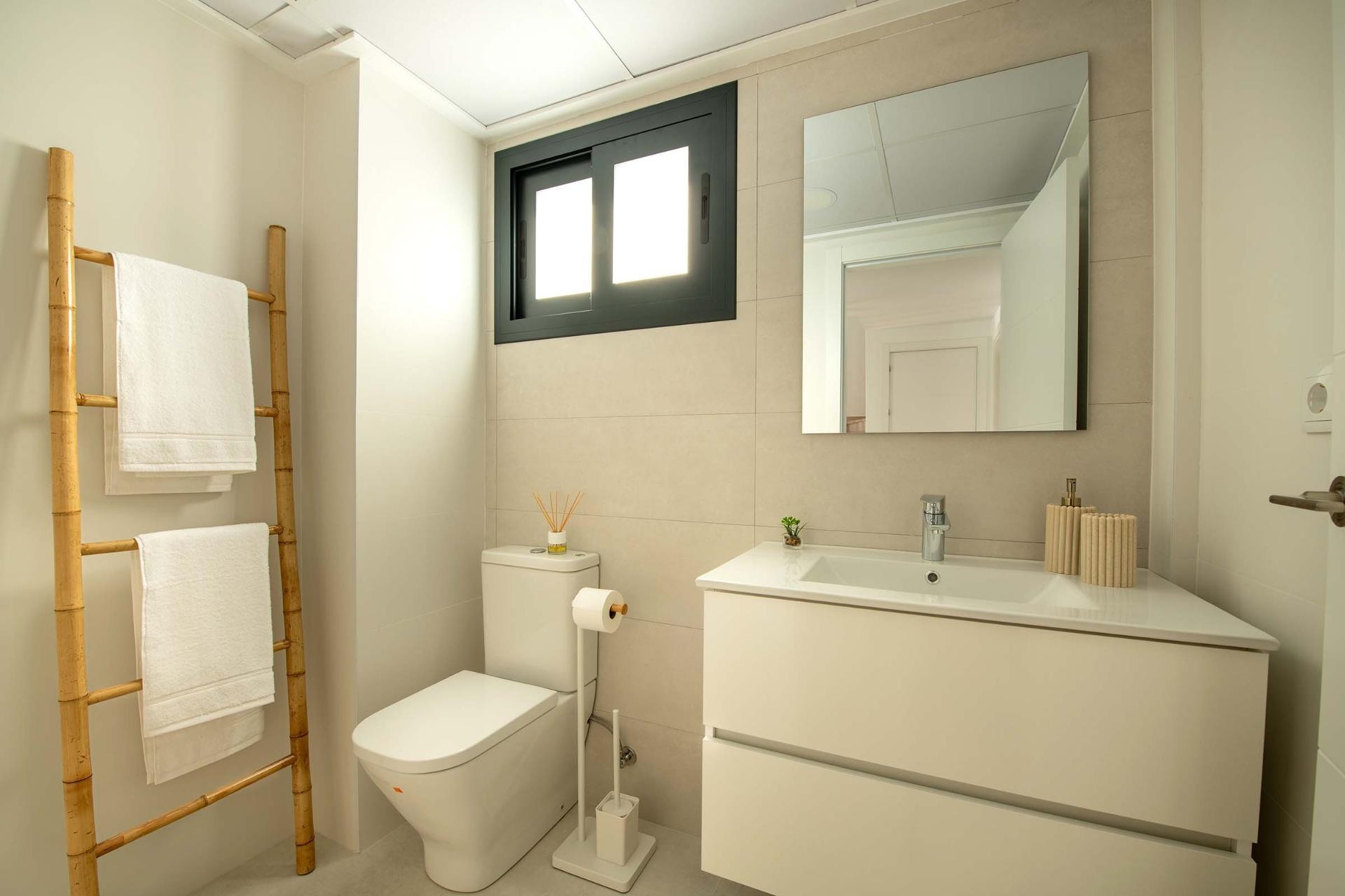 Obra nueva - Town House -
Cox - San Fernando