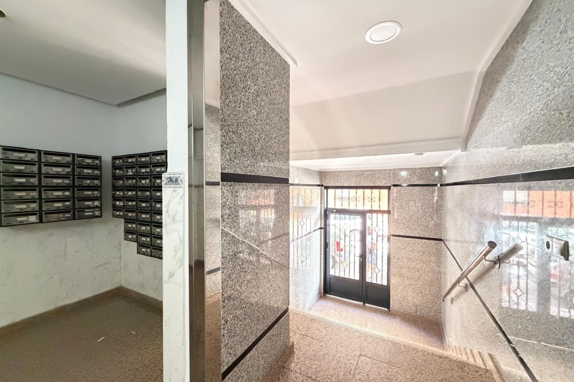 Resale - Apartment -
Torrevieja - Las Piscinas Naturales