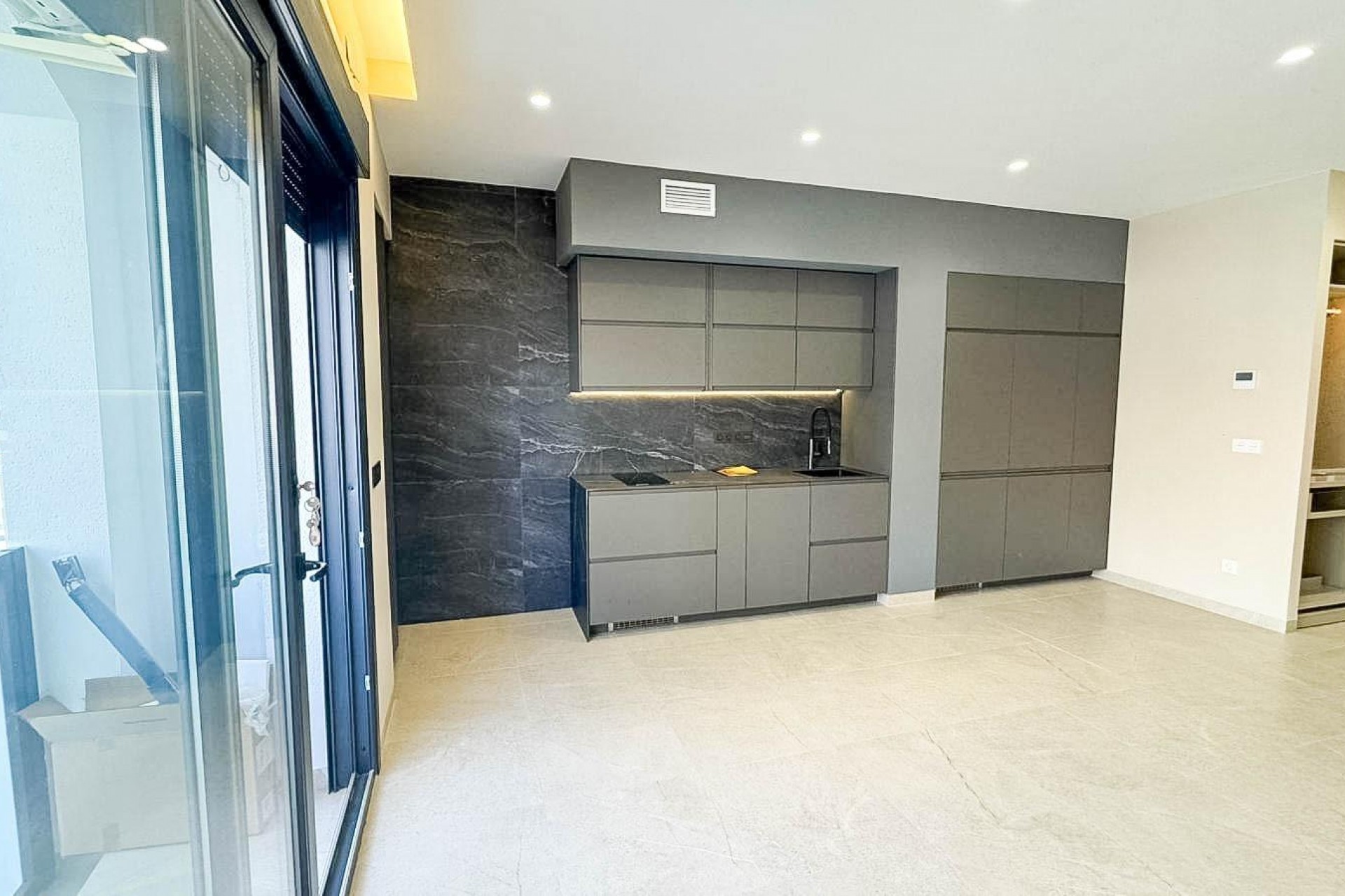 Resale - Apartment -
Torrevieja - Playa de los Locos