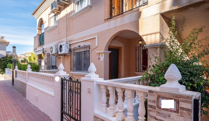 Resale - Bungalow -
Orihuela Costa - La Regia