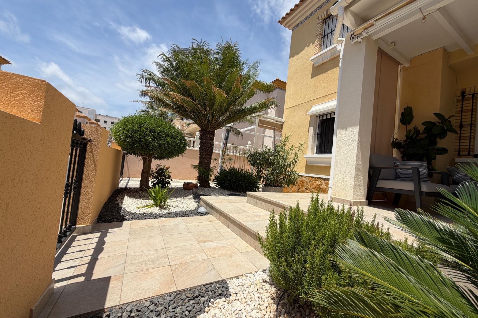Resale - Bungalow -
Orihuela Costa - Los Dolses