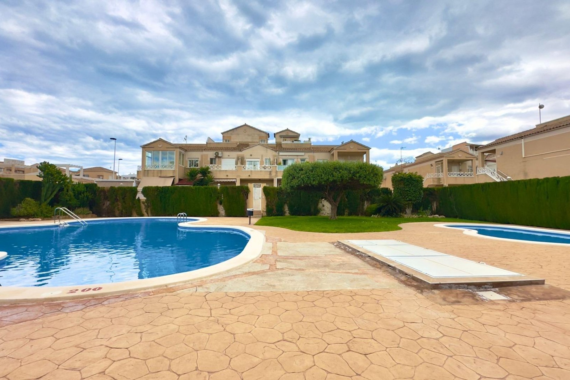 Resale - Bungalow -
Torrevieja - Centro