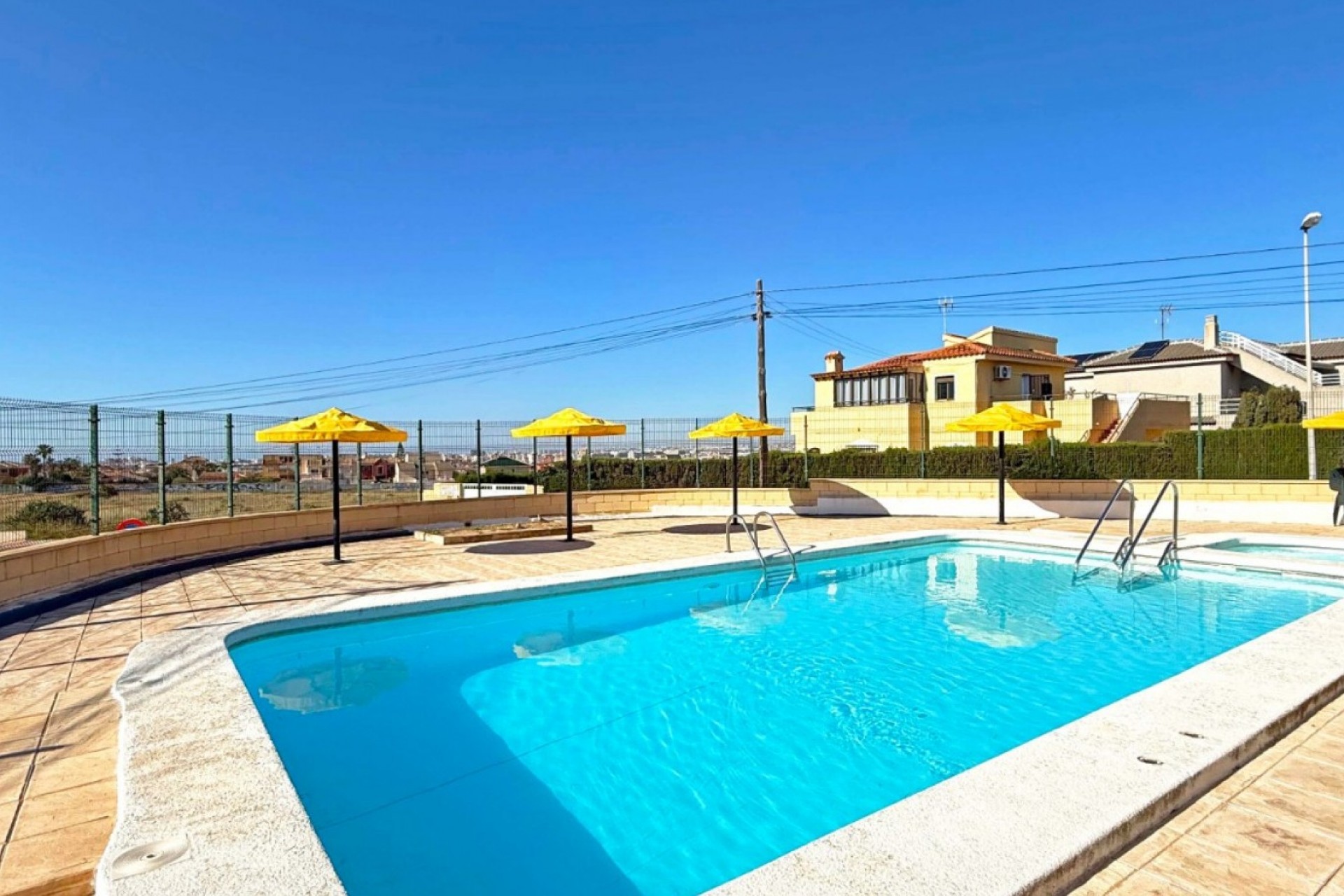 Resale - Bungalow -
Torrevieja - Costa Blanca