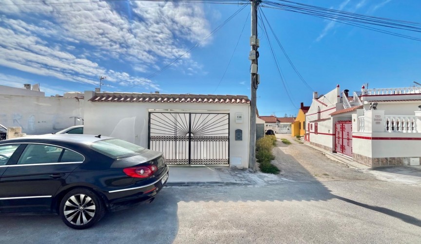 Resale - Bungalow -
Torrevieja - La Siesta - El Salado - Torreta