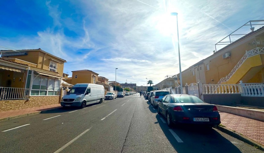Resale - Bungalow -
Torrevieja - Playa de los Locos