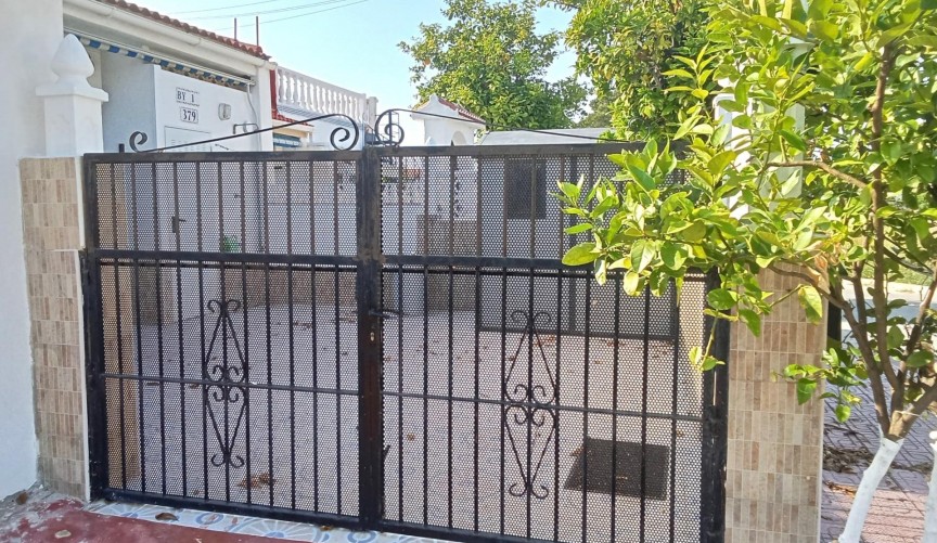 Resale - Bungalow -
Torrevieja - Torretas