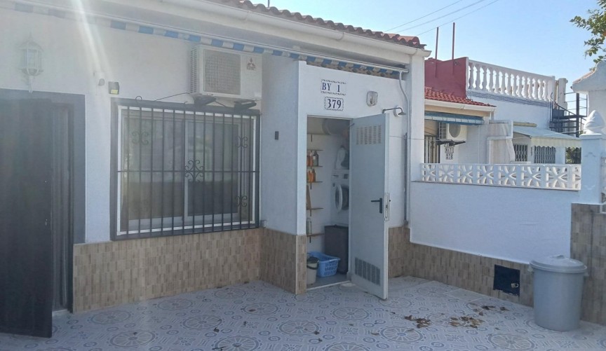 Resale - Bungalow -
Torrevieja - Torretas